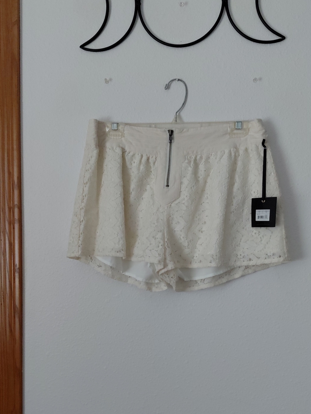 Women's Cream Lace Overlay Shorts with Front Zip. NWT - Picture 2 of 9